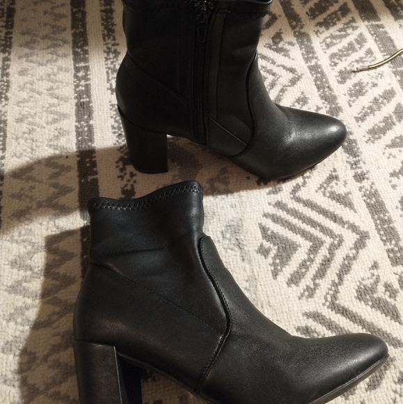 Black Steve Madden booties - Picture 2 of 6